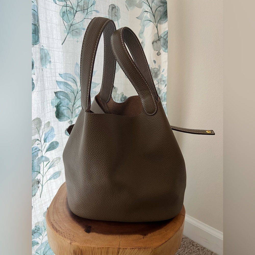 Leather bucket bag with lock - Picture 2 of 5
